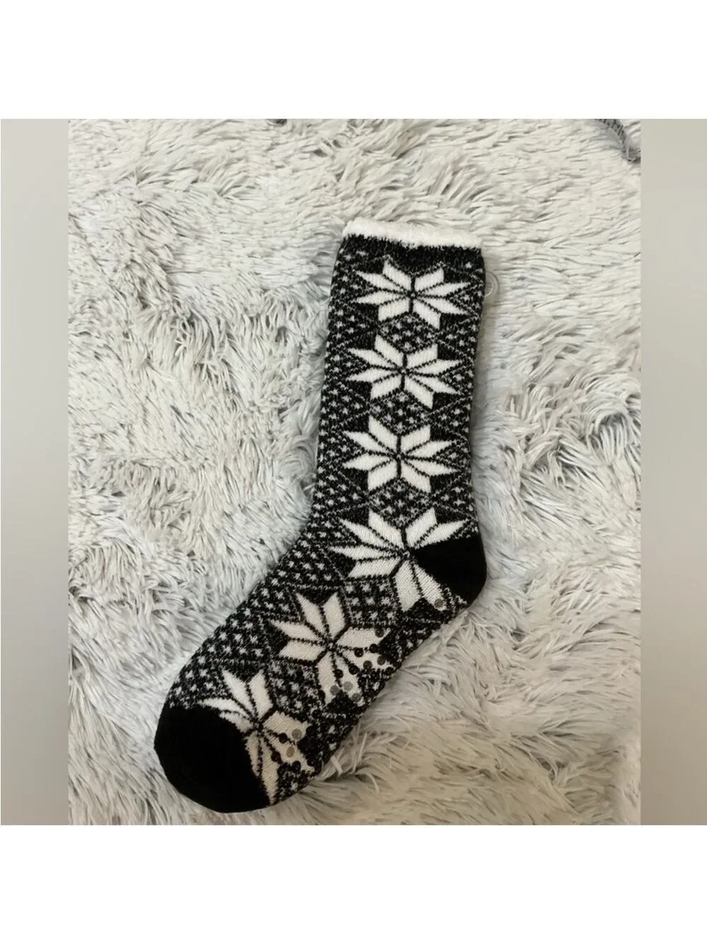 Cuddl Duds snowflake theme slipper socks with grips 9-11 black white